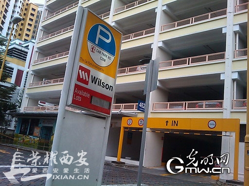 兴善寺西街只有24个正规停车位 街边两侧停满