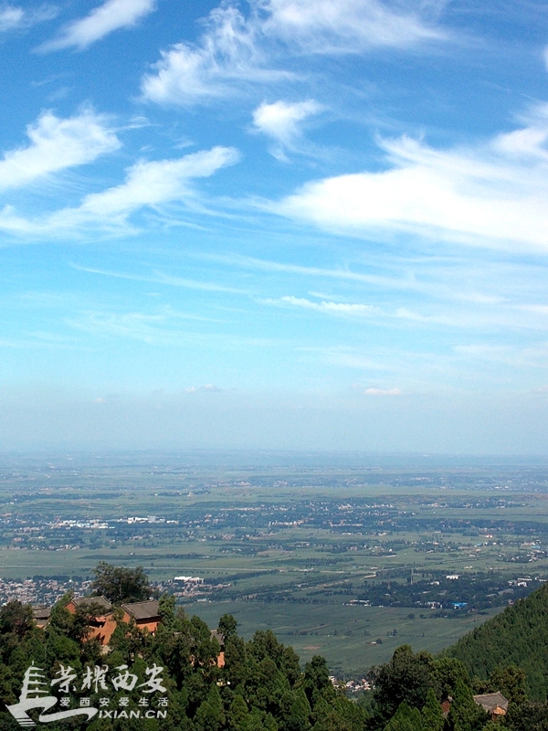 天蓝云白空如洗 心旷神怡默诵经-西安拍客|荣耀