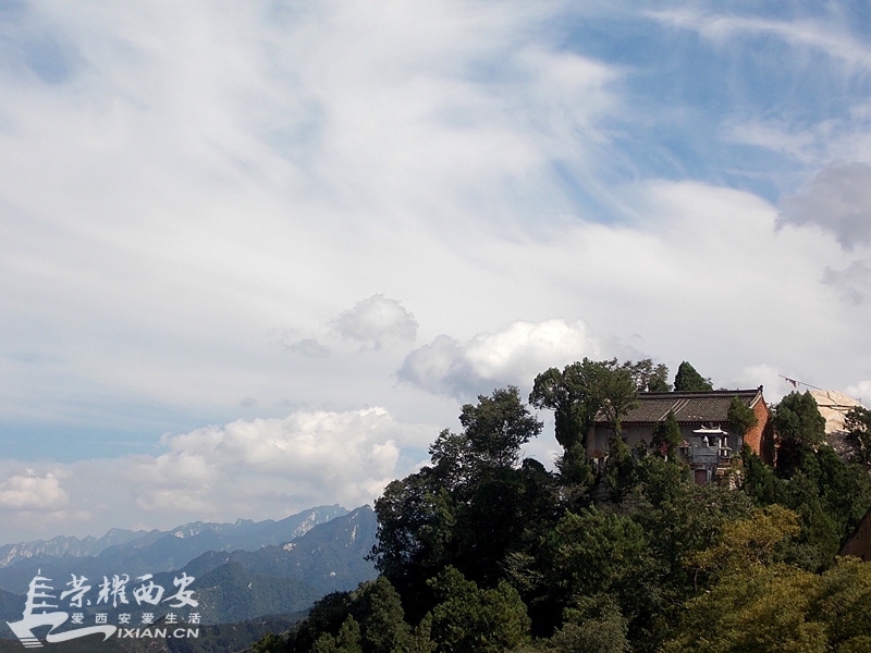 天蓝云白空如洗 心旷神怡默诵经-西安拍客|荣耀