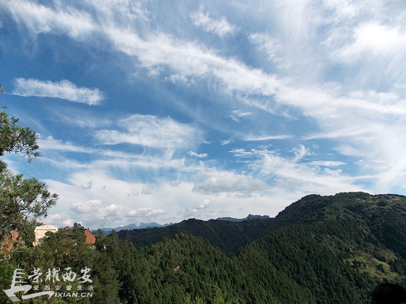 天蓝云白空如洗 心旷神怡默诵经-西安拍客|荣耀