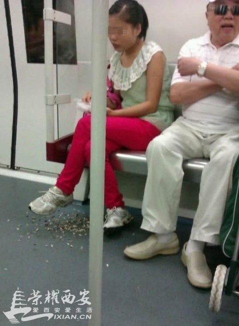 昨有锅巴<em>妹 今</em>有瓜子<em>姐</em> 地铁上的亲你们的节操