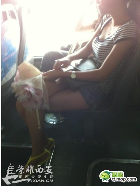 在公交车上遇到一个<em>妹子</em> 腿虽然好看但是脚上