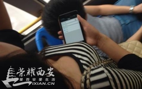 哇哦 公交车上遇到<em>一个妹子微信</em>打飞机 超牛逼