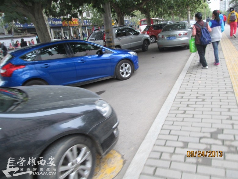 马路成了停车场 啥时候还路于民-古城杂谈|荣耀