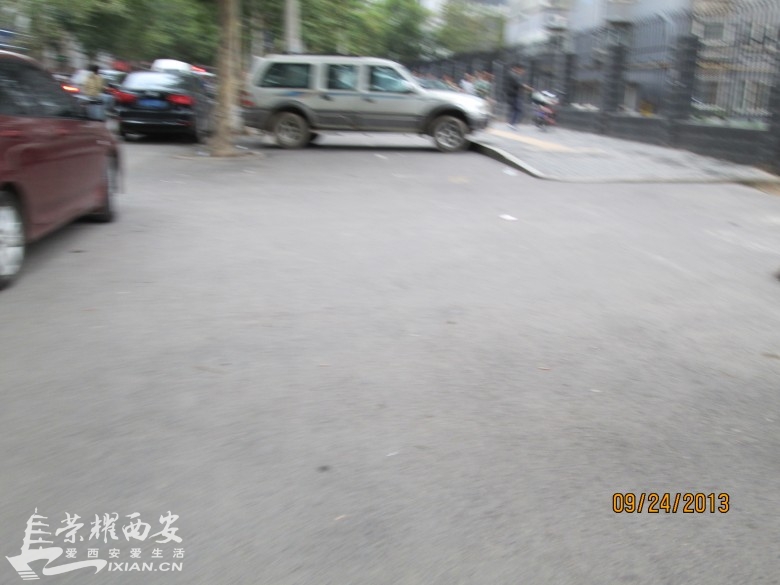 马路成了停车场 啥时候还路于民-古城杂谈|荣耀