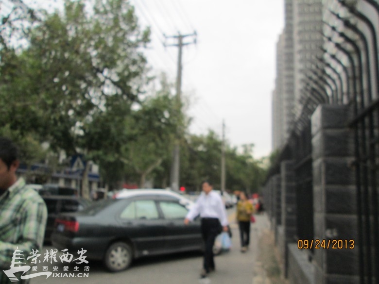 马路成了停车场 啥时候还路于民-古城杂谈|荣耀