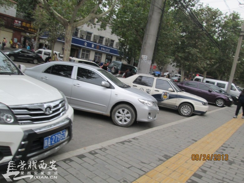 马路成了停车场 啥时候还路于民-古城杂谈|荣耀