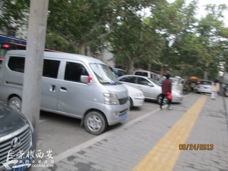 马路成了停车场 啥时候还路于民-古城杂谈|荣耀