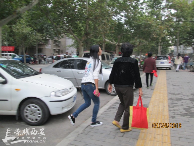 马路成了停车场 啥时候还路于民-古城杂谈|荣耀