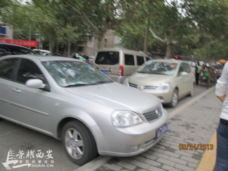 马路成了停车场 啥时候还路于民-古城杂谈|荣耀