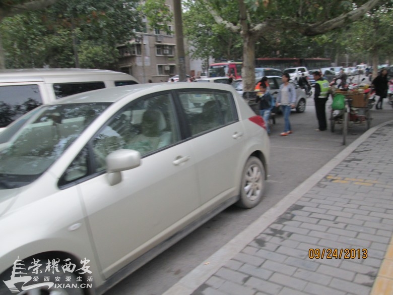 马路成了停车场 啥时候还路于民-古城杂谈|荣耀