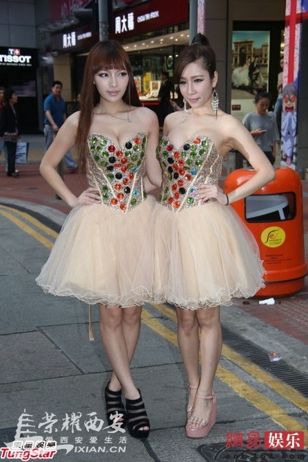 香港嫩模当街脱<em>内裤</em>拆<em>胸罩</em>给人闻 供路人打飞