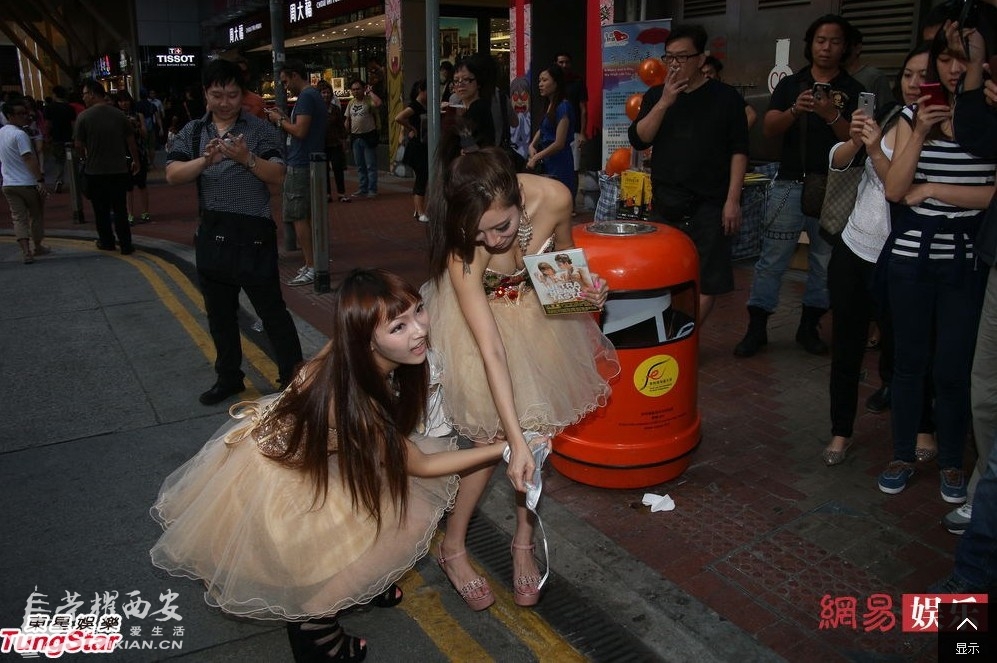 香港嫩模当街脱<em>内裤</em>拆<em>胸罩</em>给人闻 供路人打飞