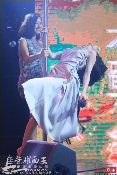 刘亦菲江一燕大跳钢管舞 <em>女神</em>还是<em>绿茶妹</em>-朝闻