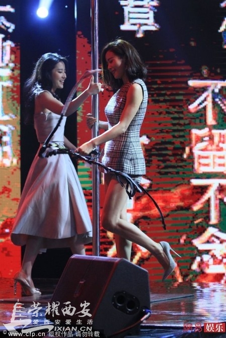 刘亦菲江一燕大跳钢管舞 <em>女神</em>还是<em>绿茶妹</em>-朝闻