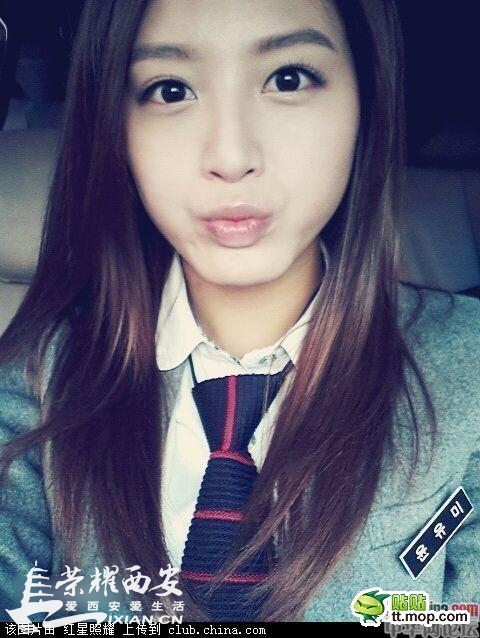 妹子无节操劈腿热舞裤衩太短全看到了