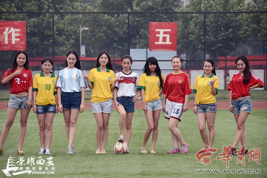 院大四女生穿球衣拍毕业照 助威世界杯-朝闻天