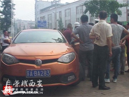 女车主违停被罚发飙 拿一叠百元大钞扔交警(图