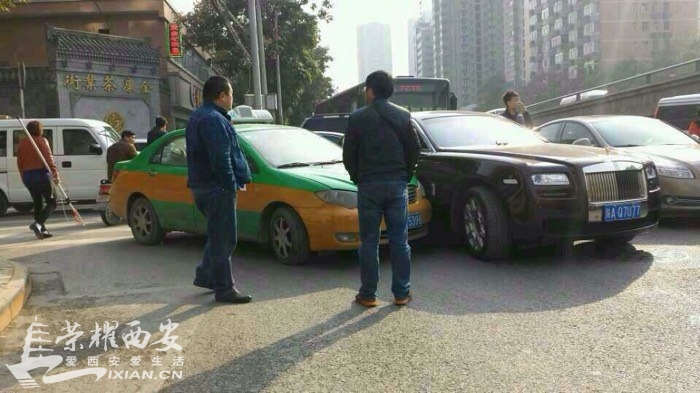 粗大事了!金康路 出租车撞 了 劳斯莱斯 .-买车用车