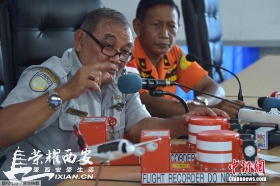 印尼寻获失事客机黑匣子 或需一个月读取数据