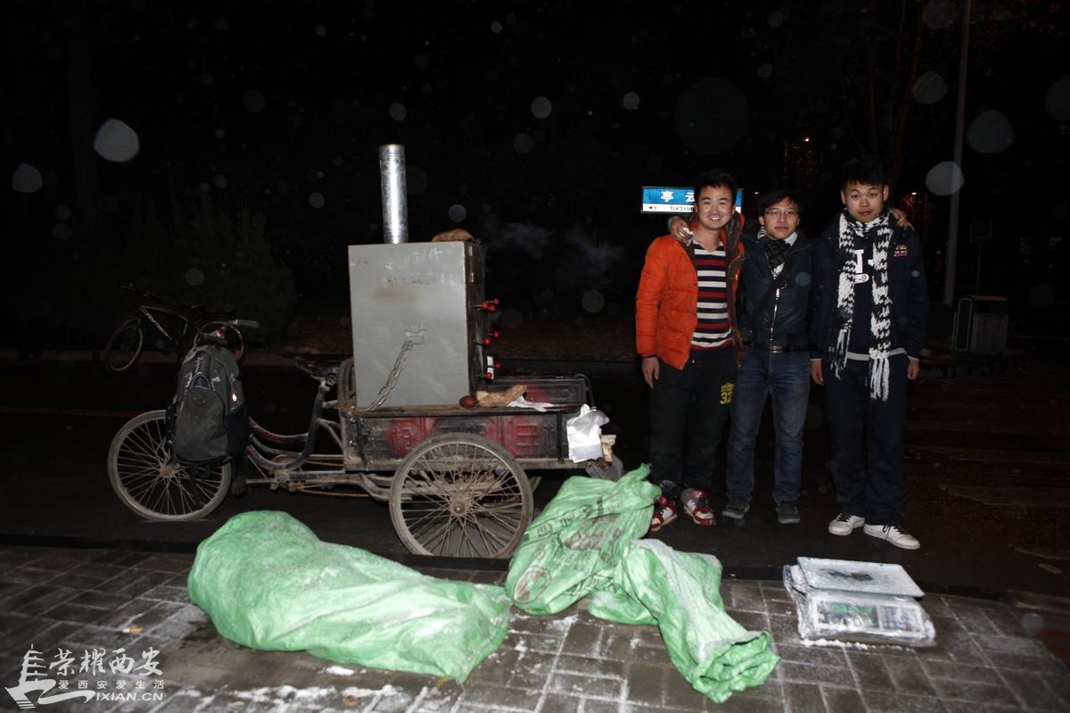 郑州大四男生雪夜卖烤红薯 最多一天赚600元-