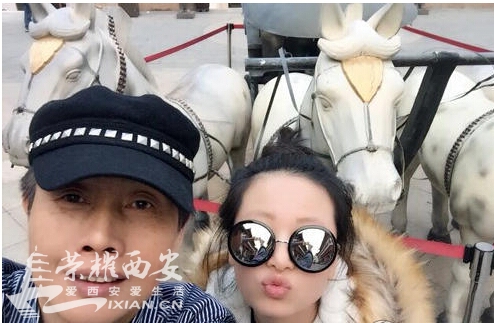 年近六旬邓建国笑容满面 与90后女友玩亲吻。