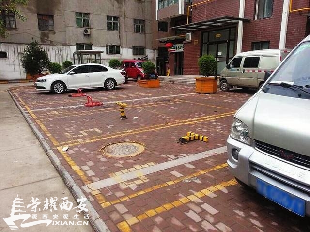 小区人行道锁46把地锁 按月收取业主停车费-古