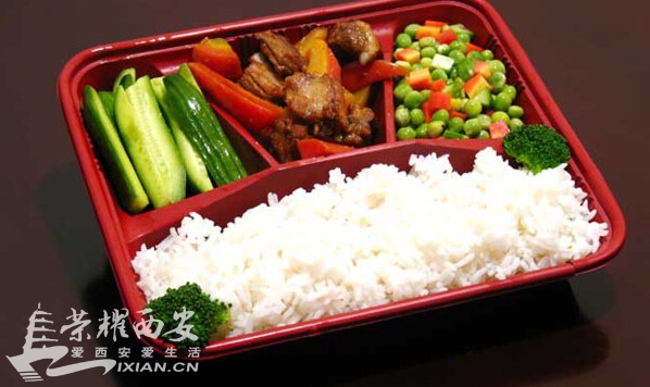 在朋友圈里面说西安月薪低于六千没法活。结果