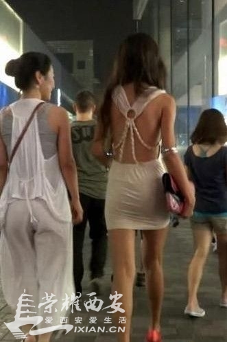 夏天有些<em>妹子上街</em>连<em>胸罩</em>都不穿,这算耍流氓吗