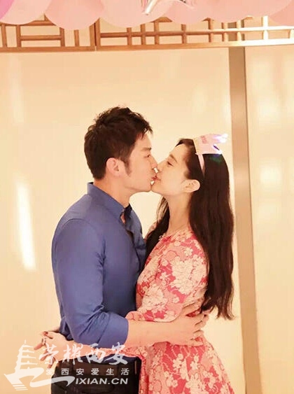 李晨献吻为女友范冰冰庆生 搂准岳母亲密合影