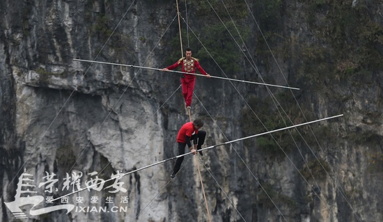中外选手颠峰对决遇险 武隆天坑上演生死救援