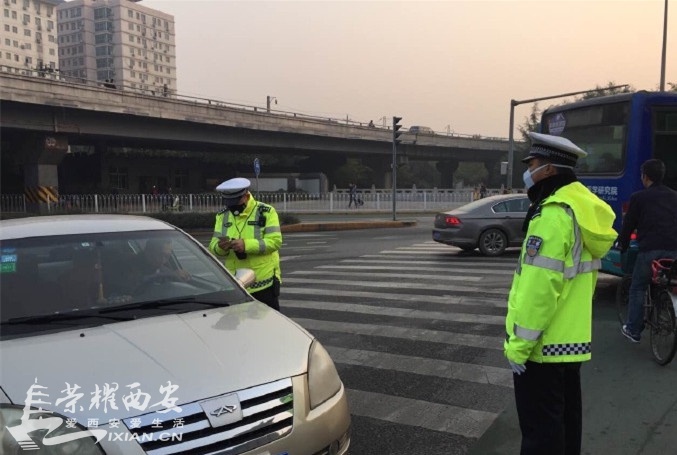 西安限行,车辆违规上路被交警责令返回