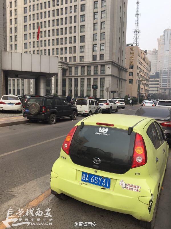 西安警车停在禁停区却不贴条?
