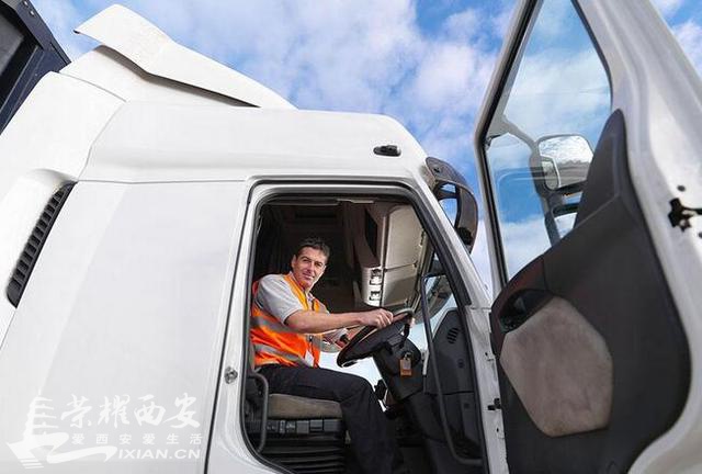 美国卡车司机涨工资啦!一年可拿36.8万-买车用