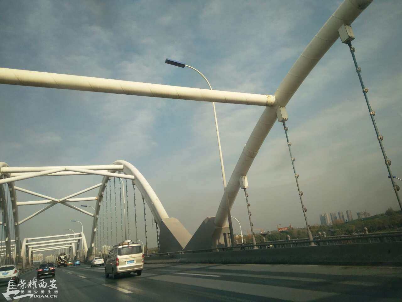 限号第四天,城区和郊区日照强度和蓝天大幅提