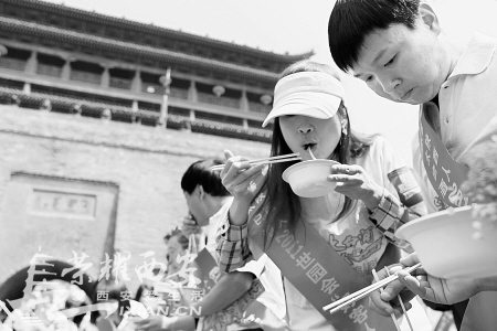 南门瓮城摆下 百家宴 家常菜迎八方客-古城杂谈