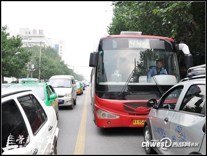 西安 最牛公交44路 把逆行当公交专用道-古城杂