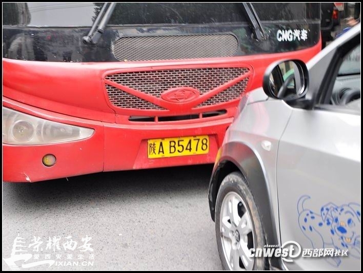 西安最牛公交44路把逆行当公交专用道