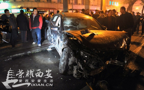 90后富二代酒驾奔驰车 钟楼盘道逆行撞死2人 