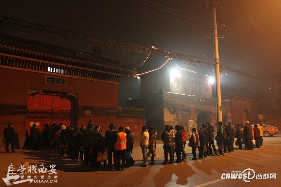 元旦巧遇腊八节 西安市民凌晨3点兴善寺外等喝