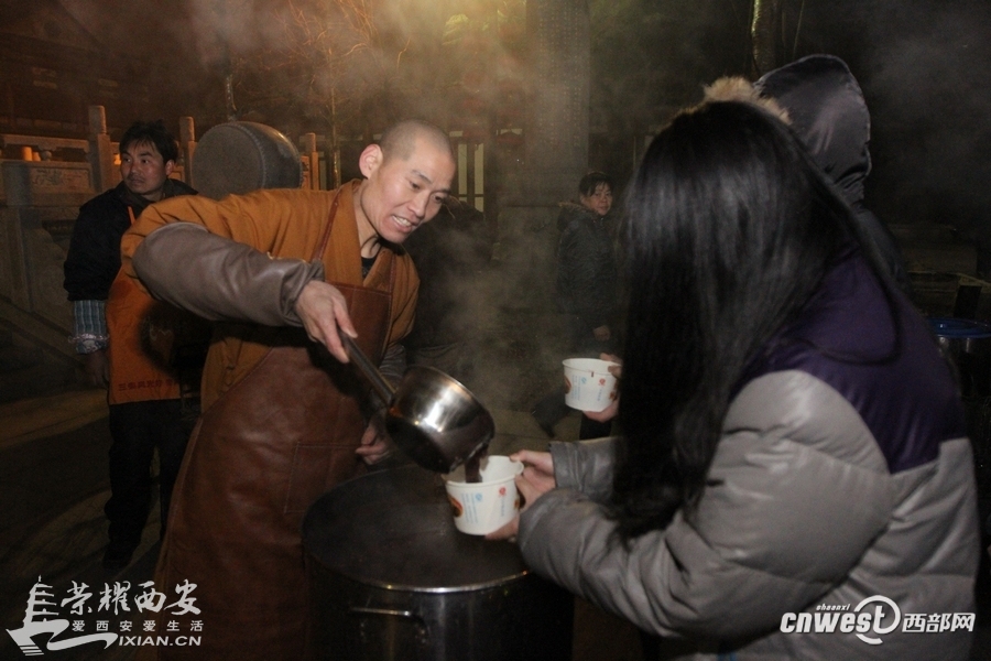元旦巧遇腊八节 西安市民凌晨3点兴善寺外等喝