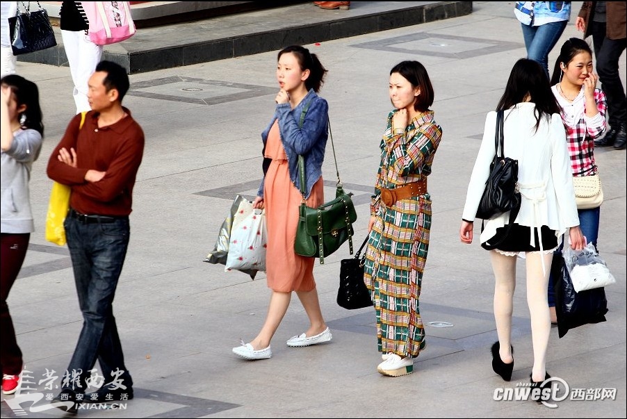 长假市民逛钟楼<em>小寨 美女</em>齐秀黑丝白丝(图)-古