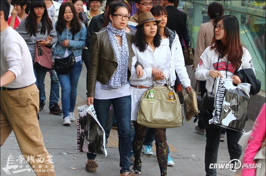 长假市民逛钟楼<em>小寨 美女</em>齐秀黑丝白丝(图)-古