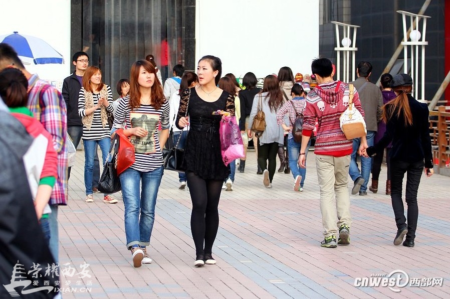 长假市民逛钟楼<em>小寨 美女</em>齐秀黑丝白丝(图)-古