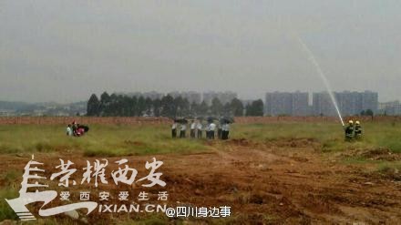 这才是影帝:四川乐山水枪洒水 人造领导冒雨视