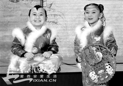 传春晚《剪花花》童星邓鸣贺得白血病住院\/图