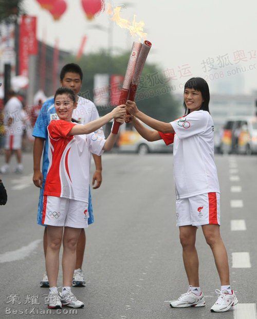 西安火炬传递中的梅婷、林依轮、陈忠实(转)-西