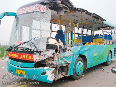 918路公交车与大货车相撞致1人亡17人不同程