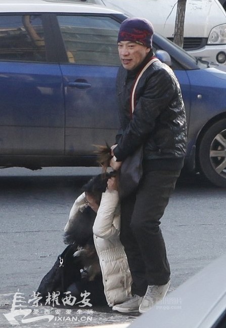 长春街头男子暴打妙龄女 路人称两口子打架不